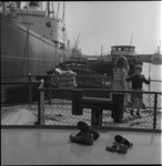 28687 Kinderen op het dek van een binnenvaartschip in vermoedelijk de Merwehaven.