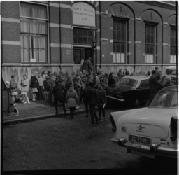 28901 Leerlingen bij de ingang van het schoolgebouw de Klimop aan de Jensiusstraat.