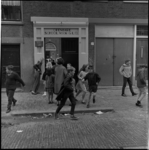 28908 Leerlingen bij de ingang van de Couwaelschool, openbare school voor G.L.O, in de Couwaelstraat.