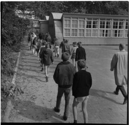 29037 Leerlingen bij tijdelijke scholen aan de Noorderhavenkade.