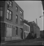 3003 De Compagniestraat vanaf de Oranje-Nassaustraat richting de Lange Dijkstraat, met enkele woningen. De schoorsteen ...