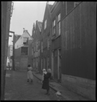 3013 Zicht op huizen in de Wijdesteeg vanaf de Schans, met op de achtergrond de Aelbrechtskolk. Op straat lopen twee ...