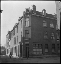 3042 Woningen aan de Lange Dijkstraat, met rechts de Compagniestraat. Op de achtergrond zicht op een gedeelte van de ...