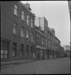3043 Verschillende woningen en bedrijfspanden, onder andere een schildersbedrijf, in de Compagniestraat, in de richting ...