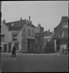 3062 Zicht op de Oranje-Nassaustraat, vanaf de Havenstraat, met links in het midden de Compagniestraat. Op de hoek van ...