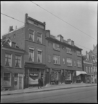 3072 Panden aan de Havenstraat vanaf huisnummer 57a, tegenover de Coolhaven, ter hoogte van de zaak van B.P. van Kleef. ...
