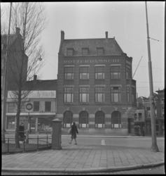 3078 Zicht op het gebouw van de Rotterdamsche Bank aan de Havenstraat tegenover de Coolhaven bij de Lage Erfbrug, met ...