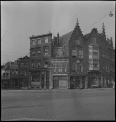3079 Zicht op enkele panden aan de Havenstraat, met onder andere een smid, een tabakswinkel en een café (van H.J.J. van ...