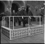 30849 Enkele hoogwaardigheidsbekleders waaronder Prins Bernhard op ee bordes voor het stadhuis tijdens een parade van ...