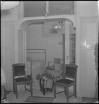 3115 Woninginterieur van een gerenoveerd huis aan de Frederikstraat, met zicht op de woonkamer, met een paar stoelen en ...