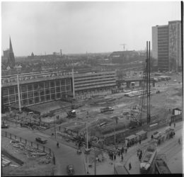31847 De bouw van de metro op het Stationsplein voor het Centraal Station. Rechts het Delftseplein met het ...