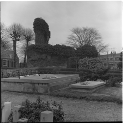 32133 De Nederlands Hervormde begraafplaats aan de Kerkdreef. In het midden de kasteelruïne van het Huis ten Berghe.