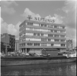 32193 Het gebouw van Neptunus aan de Scheepmakershaven. Links de Wijnbrugstraat. Opname in noordelijke richting.