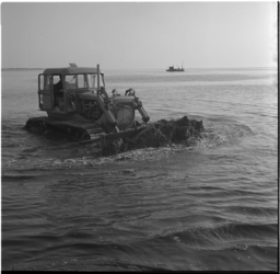 32718 Een bulldozer aan het werk tijdens de aanleg van de Maasvlakte.