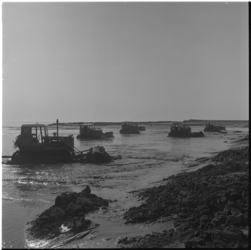 32720 Buldozers aan het werk tijdens de aanleg van de Maasvlakte.