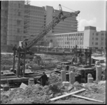 32745 De bouw van de Medische Faculteit aan het Dr. Molewaterplein en de Wytemaweg. Op de achtergrond het Dijkzigt ...