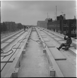 32979 De bouw van de metro aan de Hillelaan. Rechts de Brede Hilledijk met de woningen 'Het Wigblok' op Katendrecht.. ...