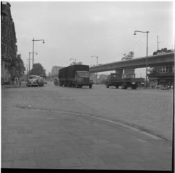 32986 De bouw van het metroviaduct aan de Hillelaan. Links de Brede Hilledijk. Op de voorgrond (vracht)verkeer, achter ...