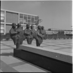 33183 Sculptuur Pleinmeubel op het schoolplein van de Mr. Van Eyckschool aan de Ruimersdijk.
