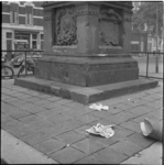 33811 Schade aan de sokkel van het Stieltjesmonument op het Burgemeester Hoffmanplein.