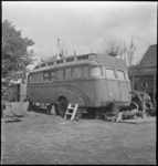 3418 Een oude bus in gebruik als noodwoonwagen aan de Kleiweg 461.