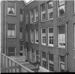 34973 Achtergevels van woningen aan de Crooswijkseweg en de Van Meekerenstraat.