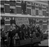 35000 Een groep kinderen op een kar in de Frederikstraat op weg naar de Hendrikstraat tijdens de Boomplantdag.