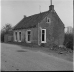 35158 Een verlaten woning in het buurtschap Nieuwesluis.