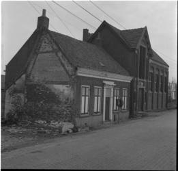 35173 Woning en Evangelisatielokaal van de Nederlands Hervormde Gemeente aan de Wieldijk in het buurtschap Nieuwesluis.