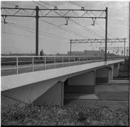 35366 Het spoorviaduct over de Tjalklaan. Op de achtergrond de Van Nellefabriek.