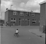 35462 Kinderen spelen en fietsen op straat in de Schipholstraat.