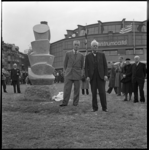 3552 De onthulling van een sculptuur voor het bouwcentrum aan de Vitruviusstraat door burgemeester P.J. Oud tijdens de ...