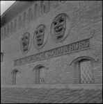 3560 Gevelornament in vorm van drie maskers aan de Rotterdamsche Schouwburg aan de Aert van Nesstraat.