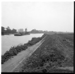 35634 Het ophogen van de Oost-Abtspolder bij de Kethelsekade. Links molen De Speelman aan de Delftweg in het midden de ...