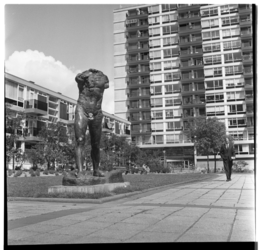35656 De Joost Banckertplaats met de sculptuur 'l'Homme qui marche' van beeldhouwer Auguste Rodin.