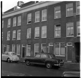 36118 De Dirk Smitsstraat met huisnummers 44-50, tussen de Meermanstraat links en de Jonker Fransstraat rechts. Aan de ...