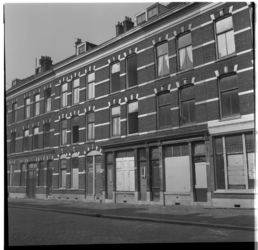 36142 Leegstaande en deels dichtgetimmerde panden aan de Prins Alexanderstraat, ter hoogte van nummer 20b, gelegen ...