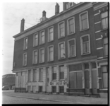 36145 Zicht op enkele woningen aan de Prins Alexanderstraat, ter hoogte van nummer 43, met links de Prins Hendrikkade. ...