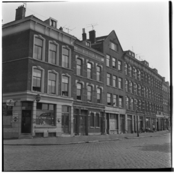 36152 Panden aan de Maaskade, met links de Prins Alexanderstraat. Op de hoek van de straat Café 'de Batavier'.