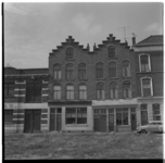 36318 Twee panden met een trapgevel aan de Prins Alexanderstraat, gelegen tussen de Willem Barentsstraat en de Maaskade in.