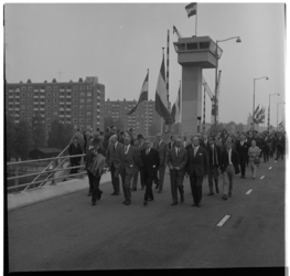 36694 Opening van de Giessenbrug over de Delfshavense Schie, versierd met vlaggen, met op de achtergrond enkele flats ...
