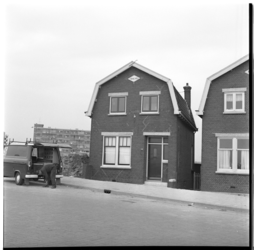 36792 Verschillende woningen aan de Reyerdijk, ter hoogte van de Zuider Kerkedijk. Op de achtergrond een flatgebouw in ...