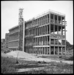368 Het betonnen geraamte van het nieuwe gebouw van de Gemeentelijke Telefoondienst aan de Botersloot. Aan het pand ...