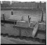 36986 Zicht op de betonnen blokken in het water bij de bouw van de kademuur aan het Leuvehoofd, met op de achtergrond ...