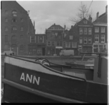 37601 Zicht op panden aan de oostzijde van de Voorhaven, met op de voorgrond een schip met de naam 'Ann'. In het midden ...