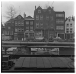 37602 Enkele bedrijfspanden aan de oostzijde van de Voorhaven, gelegen tussen de Piet Heynstraat links en het ...