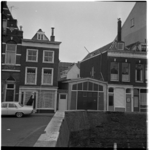 37634 Zicht op woningen aan de westzijde van de Aelbrechtskolk, ter hoogte van nummers 47-55, vanaf de Piet Heynsbrug. ...