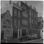 37669 Zicht op enkele oude panden aan het Piet Heynsplein, waaronder in het midden de handel in Lompen & Metalen van L. ...