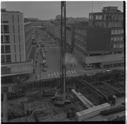 37917 Heiwerkzaamheden bij de aanleg van de metro op de Westblaak, met in het midden de Karel Doormanstraat en op de ...