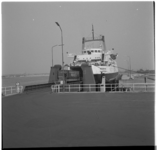 38260 Schip van de North Sea Ferry's in de Beneluxhaven aan de Elbeweg in Europoort aan het steiger. Er rijdt net een ...